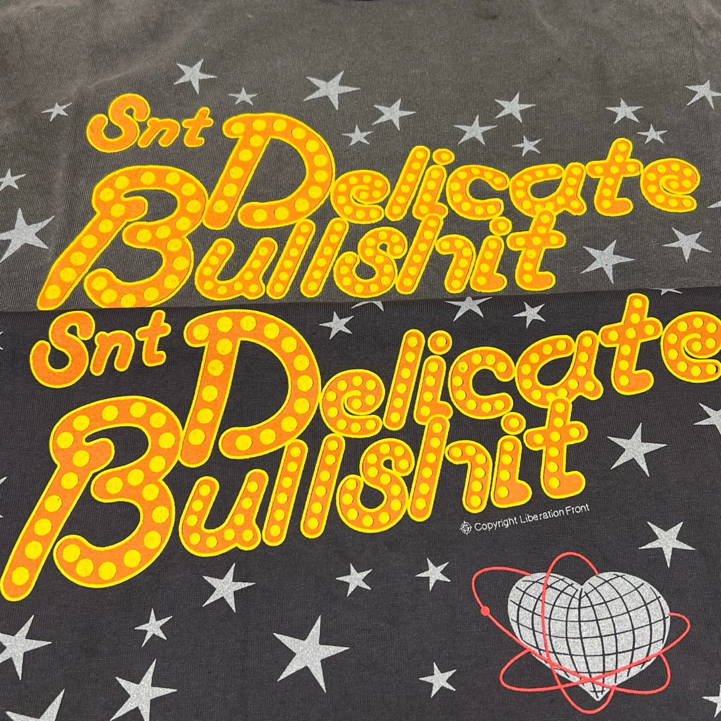 Printing proofing SAINT Mxxxxxx DELICATE BULLSHIT SS TEE/BLK star neon slogan printed TEE washed black S-XL New Vintage washed and distressed ceiling! Loyal to the original version. Main mark and wash mark are matched. Tube-woven fabric without side seams. Non-open version.